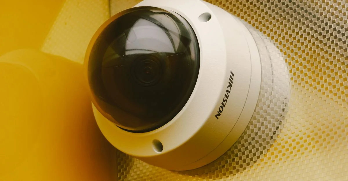 Gros plan sur une caméra de sécurité moderne installée à l'intérieur, idéale pour la surveillance.