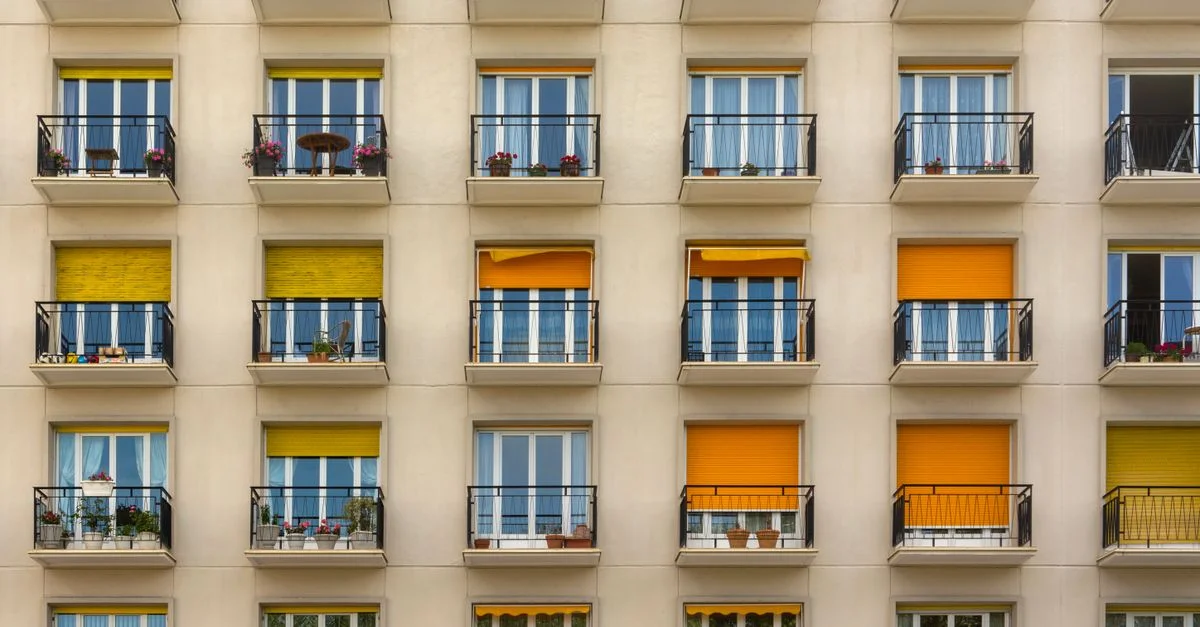 Une vue symétrique des balcons d'appartements colorés avec des auvents vibrants.