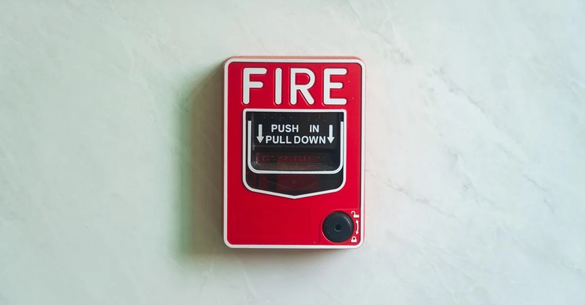 Image d'un dispositif d'alarme incendie rouge mural pour les alertes de sécurité et la préparation aux situations d'urgence.