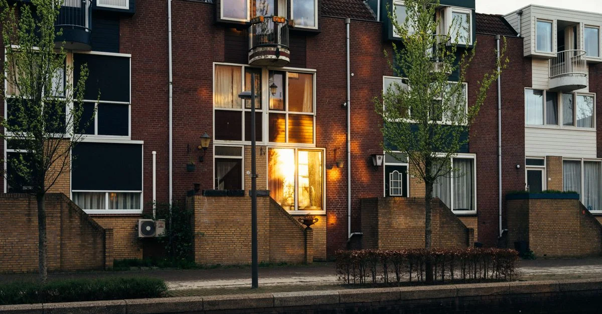 Charmant reflet de coucher de soleil sur des maisons modernes néerlandaises à Almere, Pays-Bas.