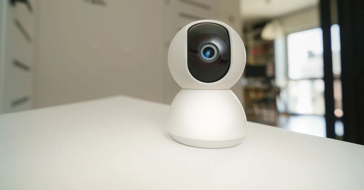 Gros plan sur une caméra de surveillance smart pour maison sur une table dans un cadre intérieur